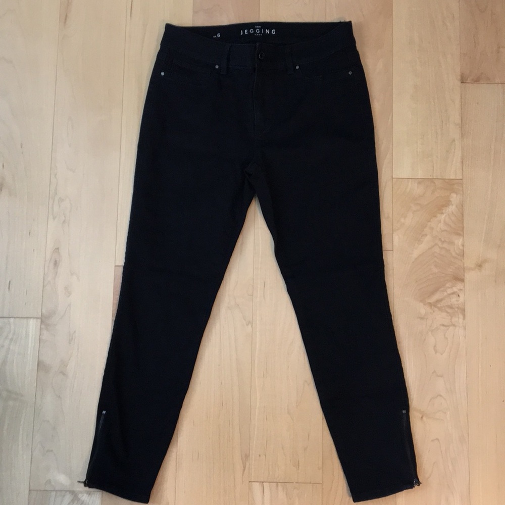 Black cropped jeans with zipper bottoms